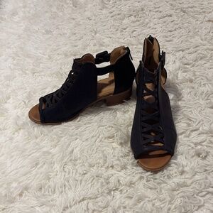 Like new Y-Not dress sandals